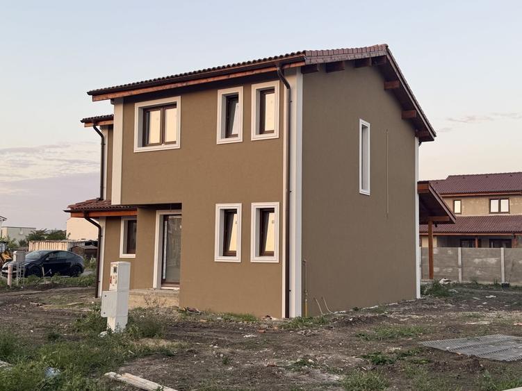 Casă individuală cu 4 camere cu Canalizare în Săcălaz
