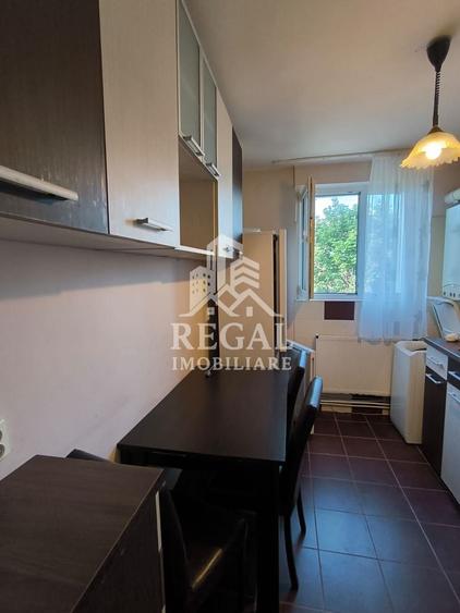 Apartament cu 2 camere semidecomandat, mobilat în Central