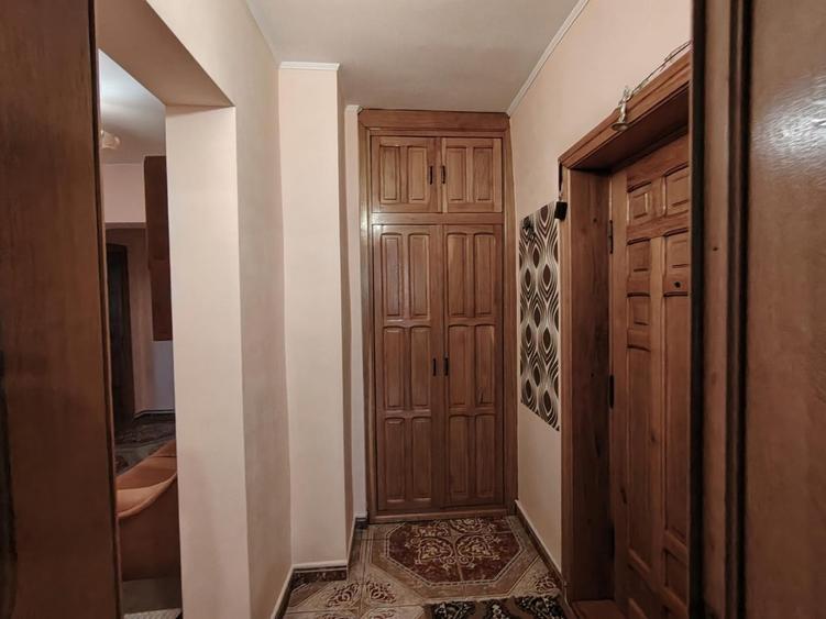 Apartament cu 5 camere decomandat, mobilat în Central