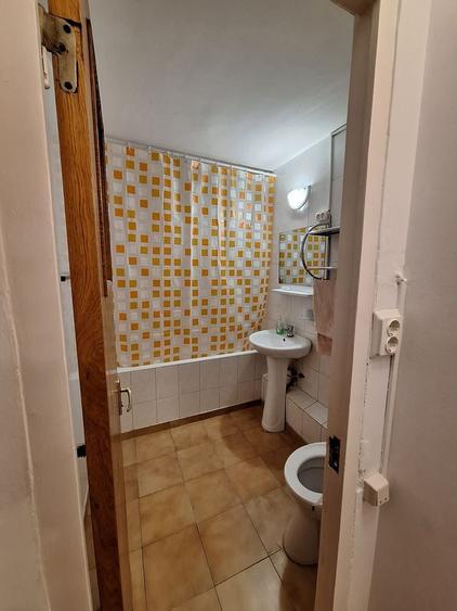 Apartament cu 3 camere semidecomandat în Exterior Vest