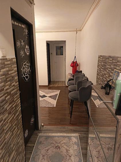Apartament cu 3 camere semidecomandat în Central