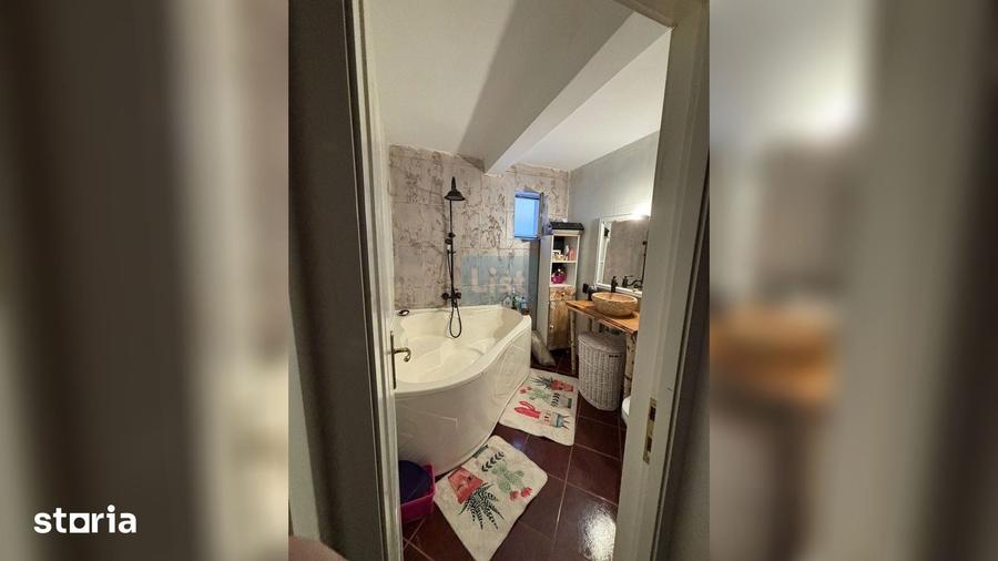 Casă cu 8 camere cu Teren 1000 Mp în Petrești
