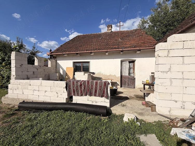 Casă cu 2 camere cu Teren 1000 Mp în Zam