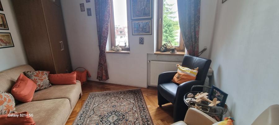 Apartament cu 4 camere semidecomandat în Calea Victoriei
