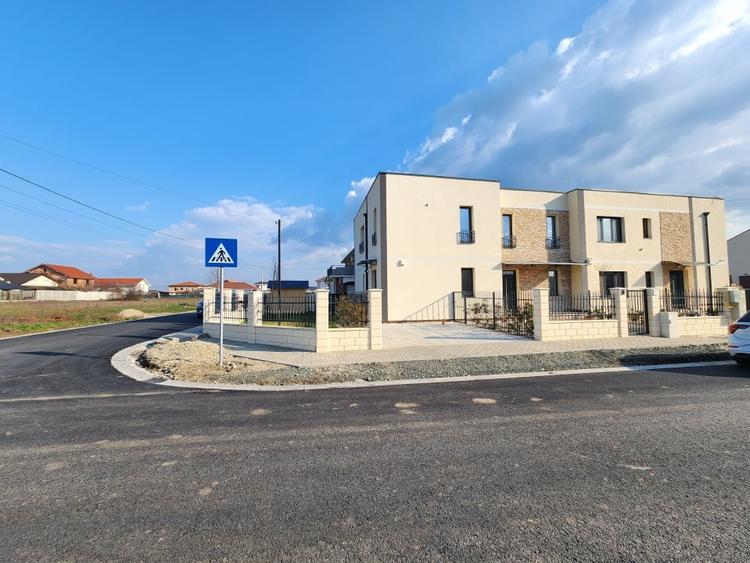 Duplex cu 4 camere cu Canalizare în Dumbrăvița