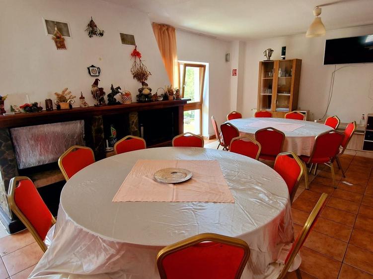 Casă individuală cu 17 camere cu Canalizare în Cioplea