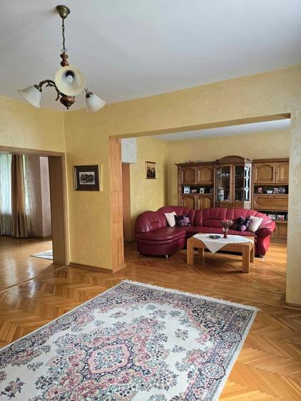 Casă cu 4 camere în Central
