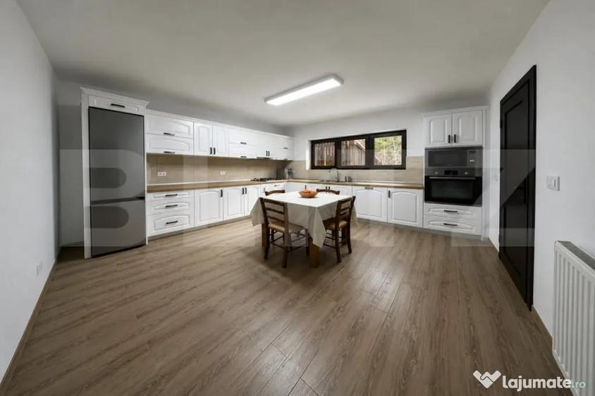Casă cu 8 camere cu Teren 750 Mp în Tău