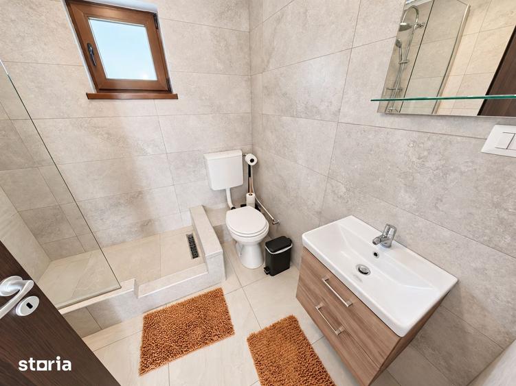 Casă cu 5 camere cu Teren 4258 Mp în Hangu