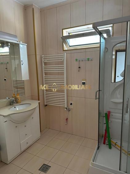 Casă individuală cu 6 camere cu Canalizare în Tineretului