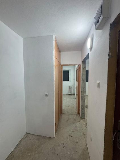 Apartament cu 4 camere semidecomandat în Satu Nou