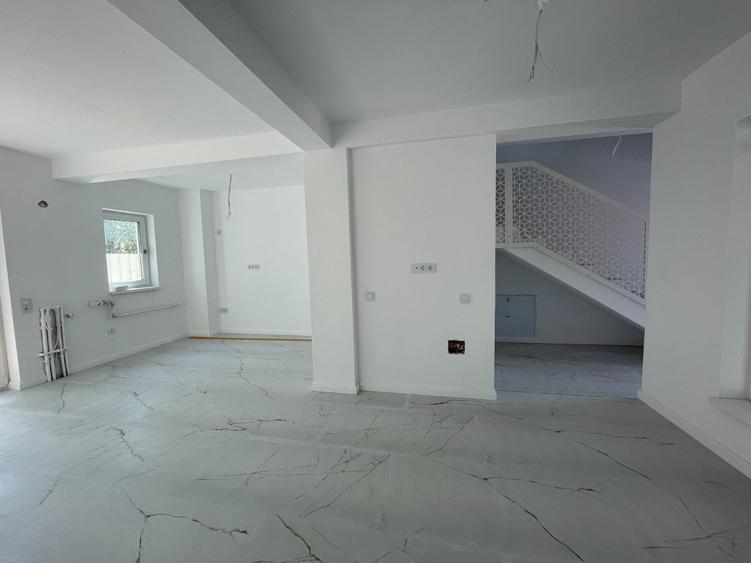 Duplex cu 4 camere cu Canalizare în Central