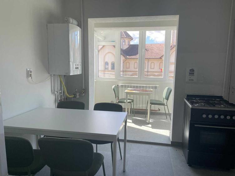 Apartament cu 4 camere decomandat în Lazaret