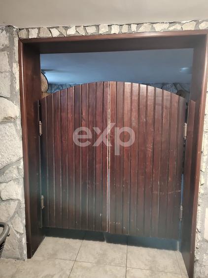 Casă individuală cu 9 camere cu Canalizare în Breazu