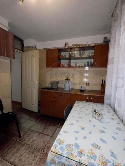 Apartament cu 4 camere decomandat, mobilat în 1 Mai