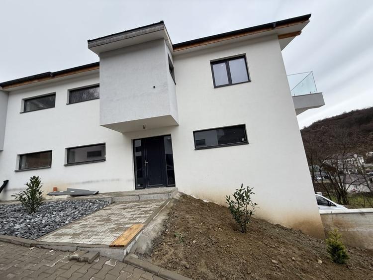 Duplex cu 4 camere cu Canalizare în Florești