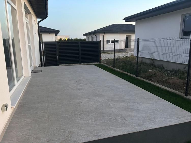 Casă individuală cu 4 camere cu Canalizare în Tunari