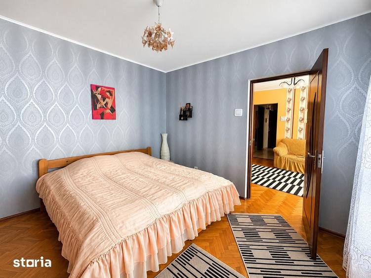 Apartament cu 3 camere semidecomandat în Podu Roș