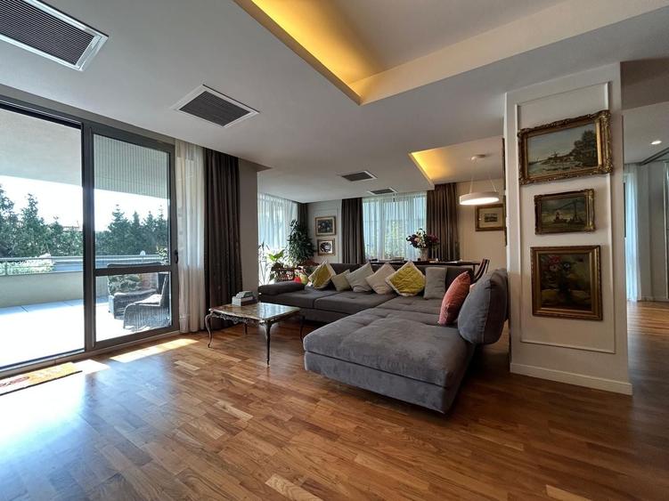 Apartament cu 4 camere semidecomandat, mobilat în Iancu Nicolae
