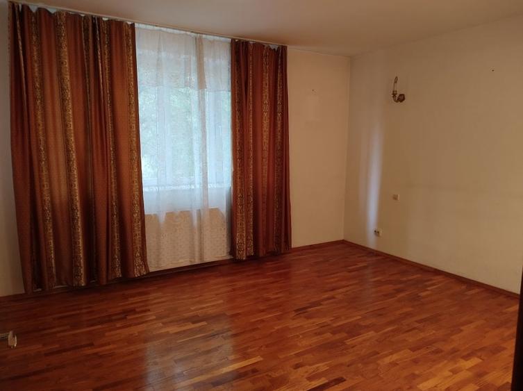 Casă individuală cu 7 camere cu Canalizare în Rahova