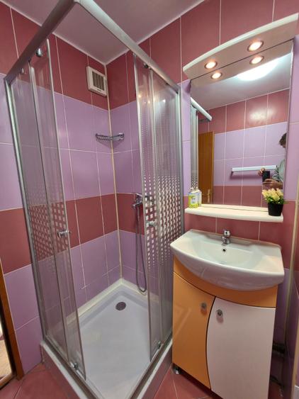 Apartament cu 4 camere semidecomandat în Apărătorii Patriei