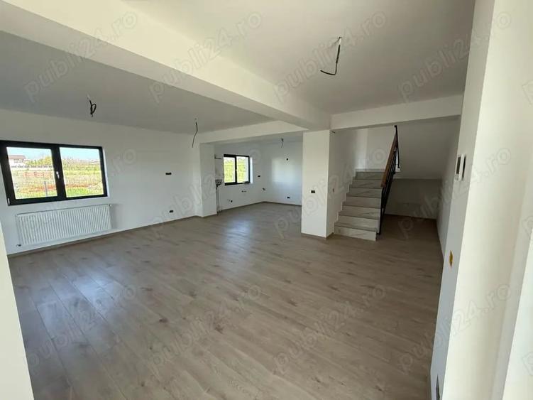 Casă cu 5 camere cu Teren 490 Mp în Păulești