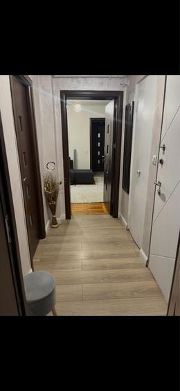 Apartament cu 3 camere semidecomandat în 1 Mai