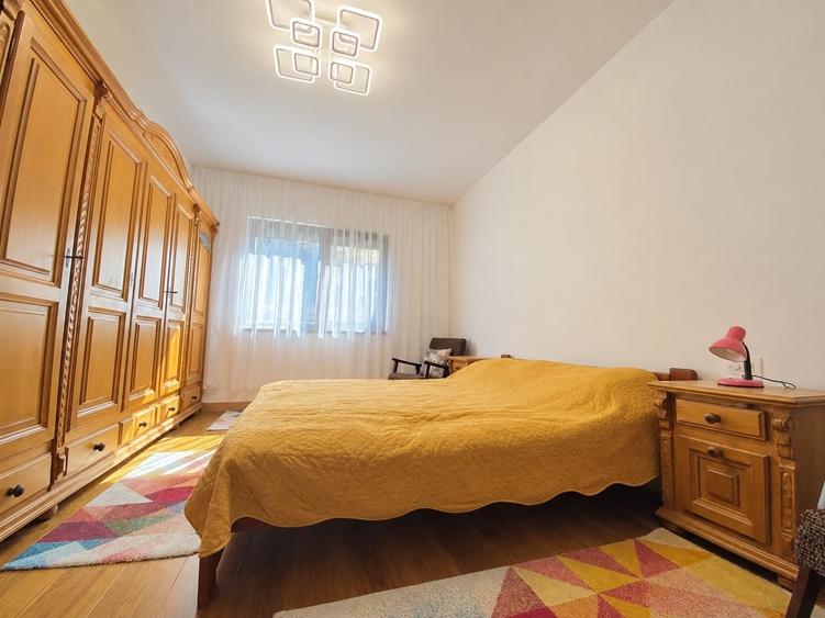 Casă cu 5 camere cu Teren 228 Mp în Domenii