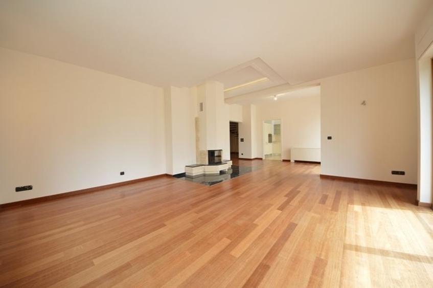 Apartament cu 5 camere decomandat în Primăverii