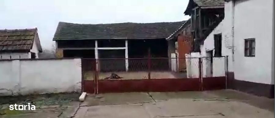 Casă cu 6 camere cu Teren 844 Mp în Central