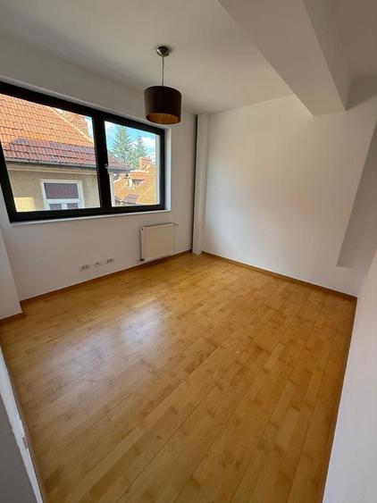 Apartament cu 4 camere, mobilat în Capitale