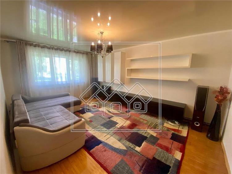 Apartament cu 3 camere decomandat în Turnișor