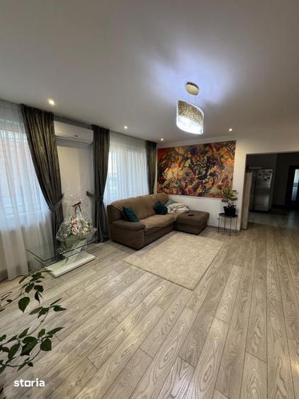 Casă cu 7 camere cu Teren 670 Mp în Recea