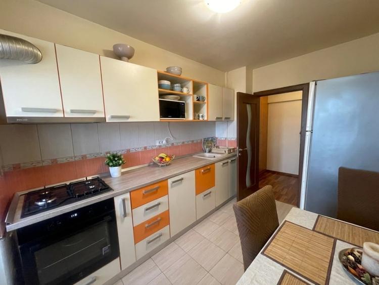 Apartament cu 4 camere decomandat, mobilat în Calea București