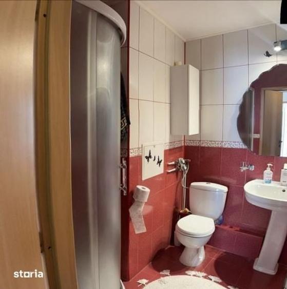 Apartament cu 4 camere semidecomandat în Berceni
