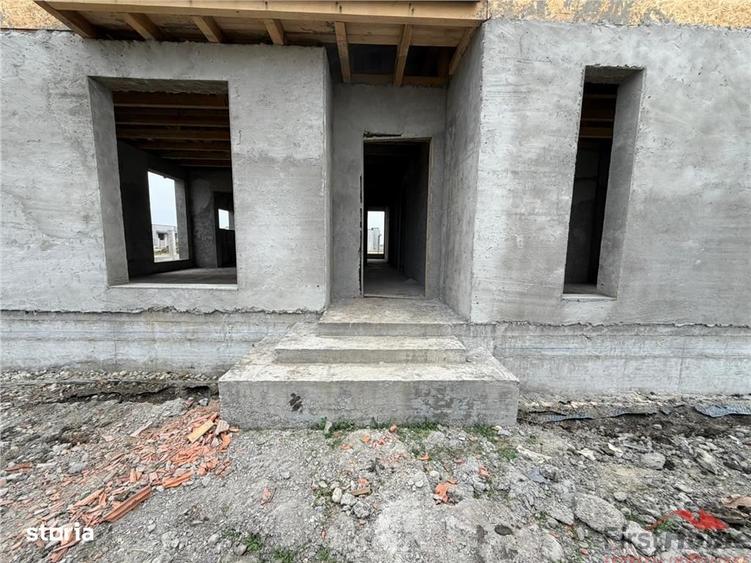 Casă cu 4 camere în Petrești