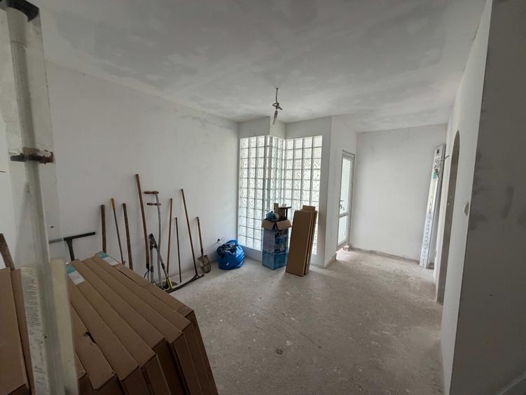 Casă cu 4 camere în Domnești