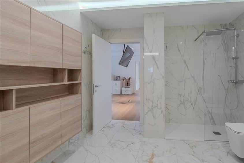 Penthouse cu 3 camere semidecomandat, mobilat în Central