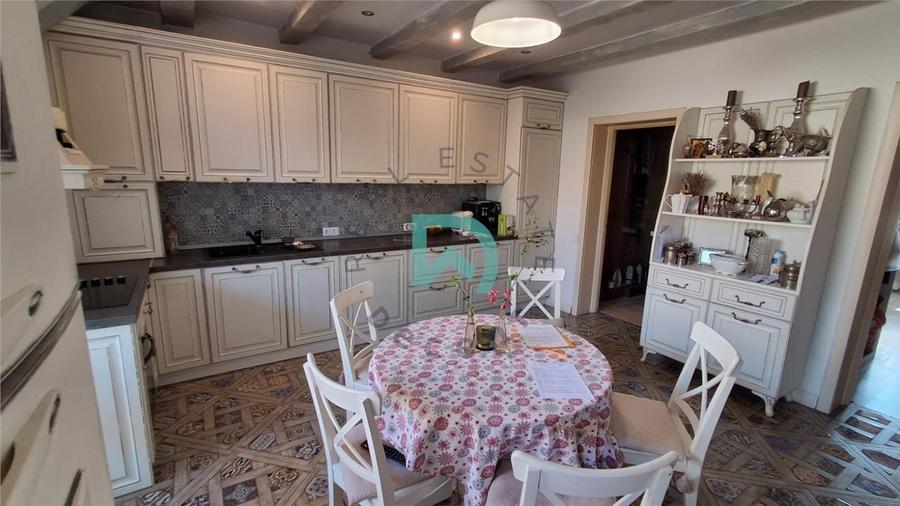 Apartament cu 5 camere decomandat, mobilat în Sub Arini
