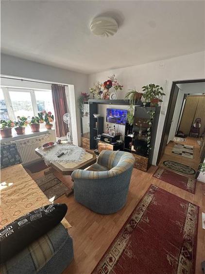Apartament cu 3 camere semidecomandat în Circumvalațiunii
