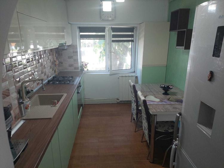 Apartament cu 3 camere decomandat, mobilat în Casa de Cultură