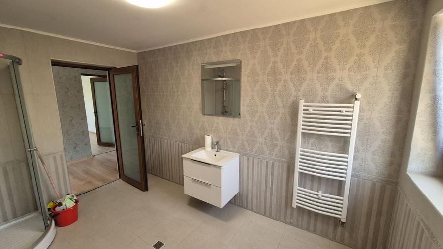 Casă cu 9 camere cu Canalizare în Central