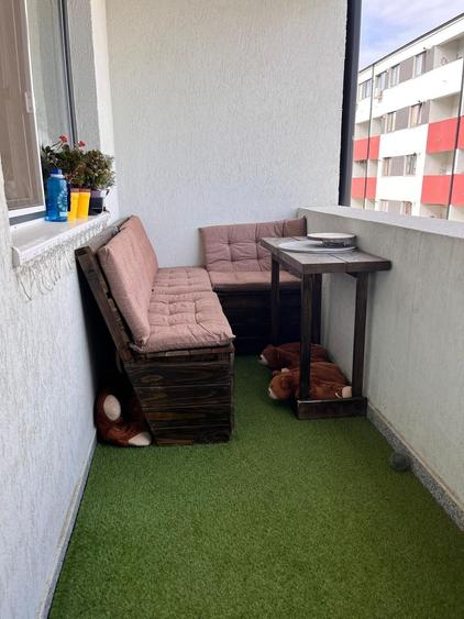 Apartament cu 3 camere decomandat în Roșu