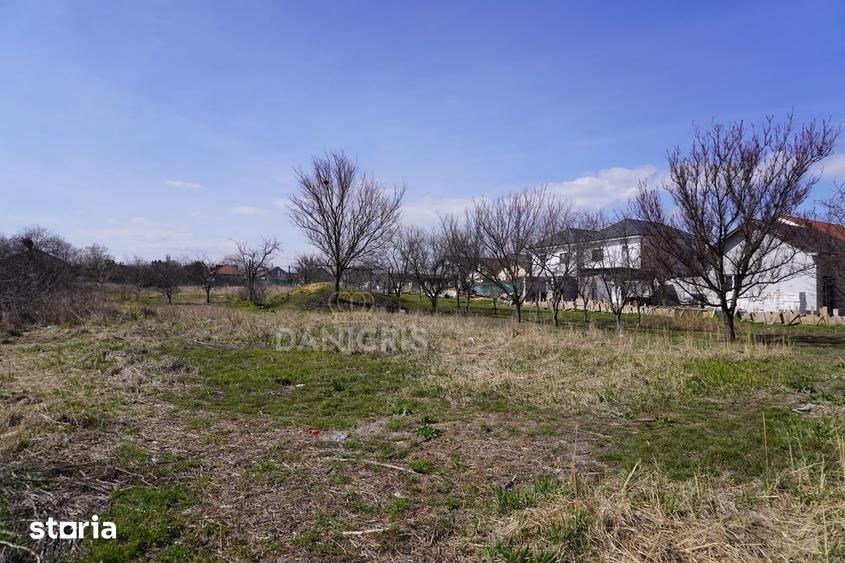 Teren de 3700 mp, în Lumina