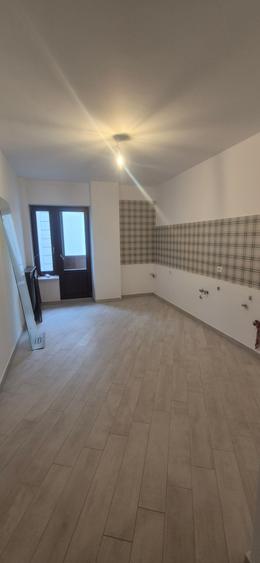 Apartament cu 4 camere semidecomandat în Primăverii