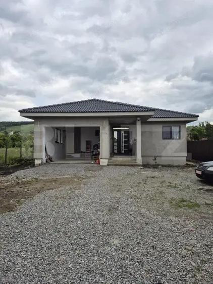 Casă cu 4 camere cu Teren 1399 Mp în Ernei
