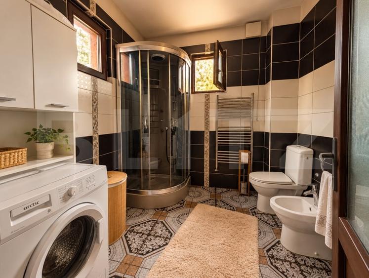 Casă individuală cu 6 camere cu Canalizare în Călugareni