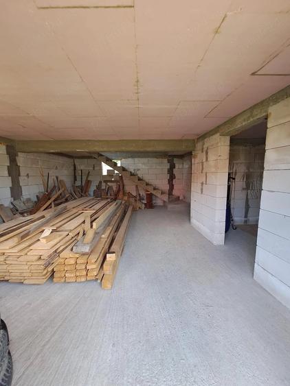 Casă cu 5 camere cu Teren 1800 Mp în Stânca