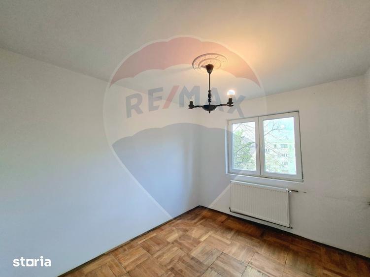 Apartament cu 3 camere semidecomandat în Romanilor