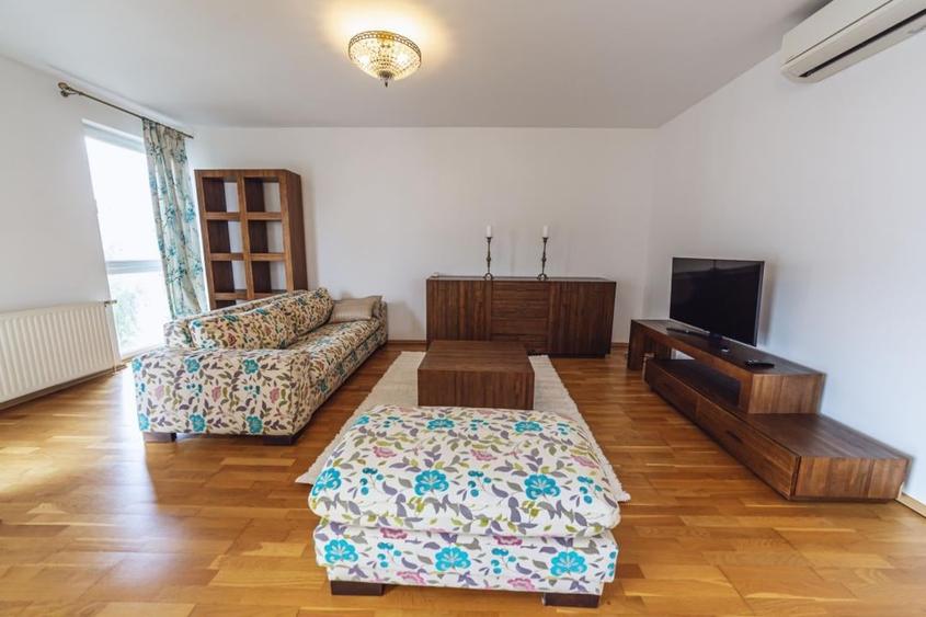 Apartament cu 3 camere decomandat, mobilat în Central